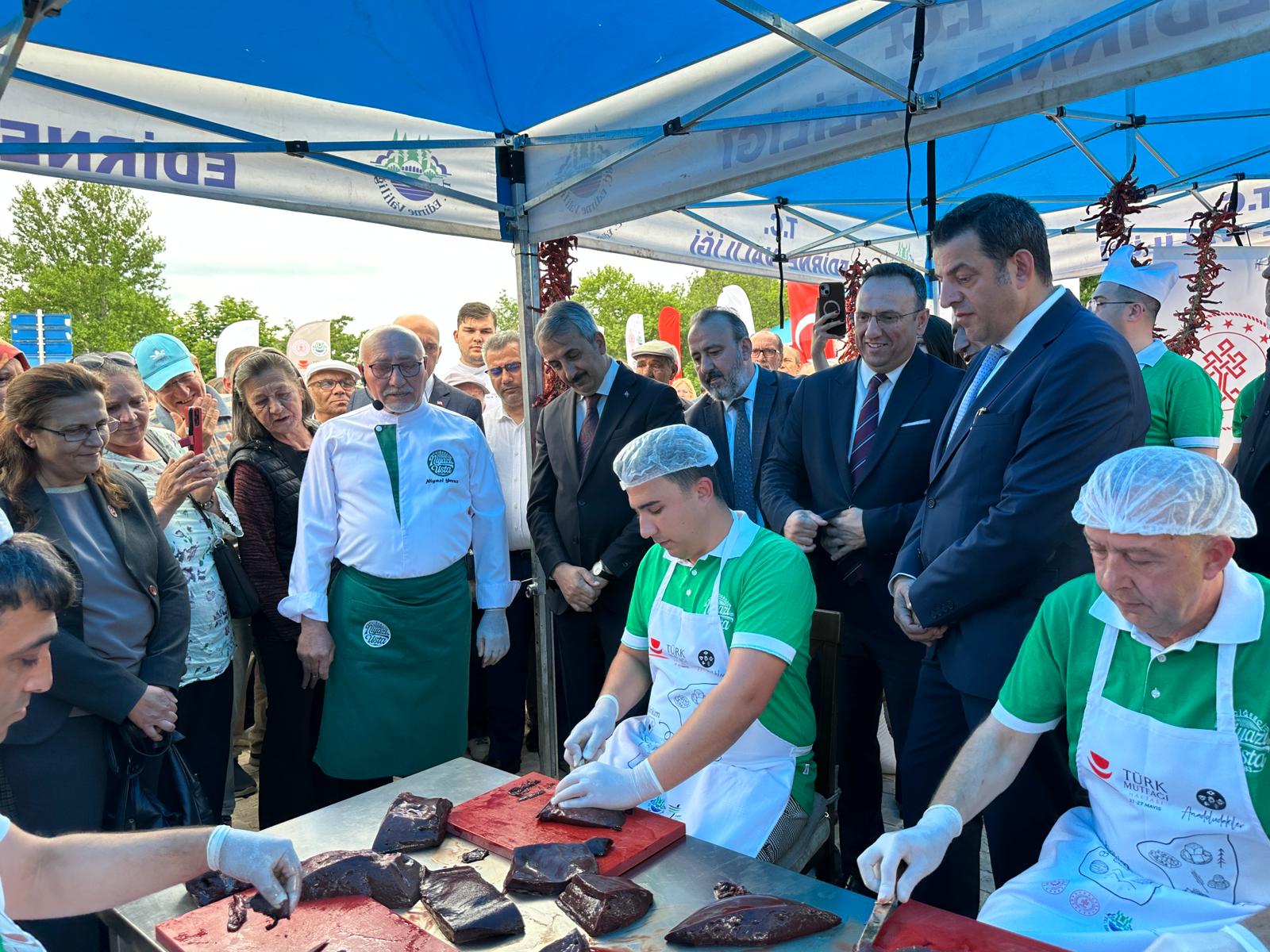 Edirne’de, 21-27 Mayıs Türk Mutfağı Haftası kapsamında düzenlenen etkinlikler başladı. “Bir Sofrada Miras” temasıyla gerçekleştirilen programda Rumeli ve Edirne bayram sofraları tanıtılırken, etkinlik yoğun ilgi gördü.